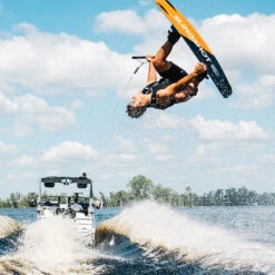 WAKEBOARD SLINGSHOT P.O.P 2023 11 WAKEBOARD SLINGSHOT P.O.P 2023 -Surf Sportif sans titre 107 11 08 2022 15 46 00