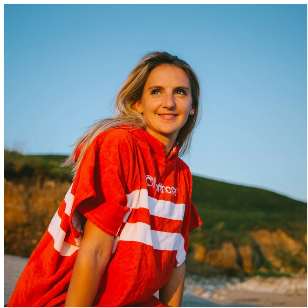 PONCHO NORTHCORE BEACH BASHA ROUGE/BLANC 2 PONCHO NORTHCORE BEACH BASHA ROUGE/BLANC – Image 2