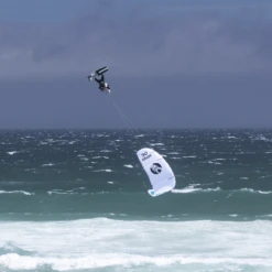 AILE DE KITESURF CABRINHA NITRO APEX BLANC 2023 7 AILE DE KITESURF CABRINHA NITRO APEX BLANC 2023 -Surf Sportif sans titre 2 01 02 2023 11 01 23