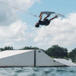 WAKEBOARD SLINGSHOT TERRAIN 2023 13 WAKEBOARD SLINGSHOT TERRAIN 2023 -Surf Sportif sans titre 80 11 08 2022 11 32 04